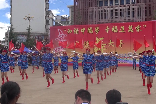 参加2015年全县广场舞比赛_副本.jpg